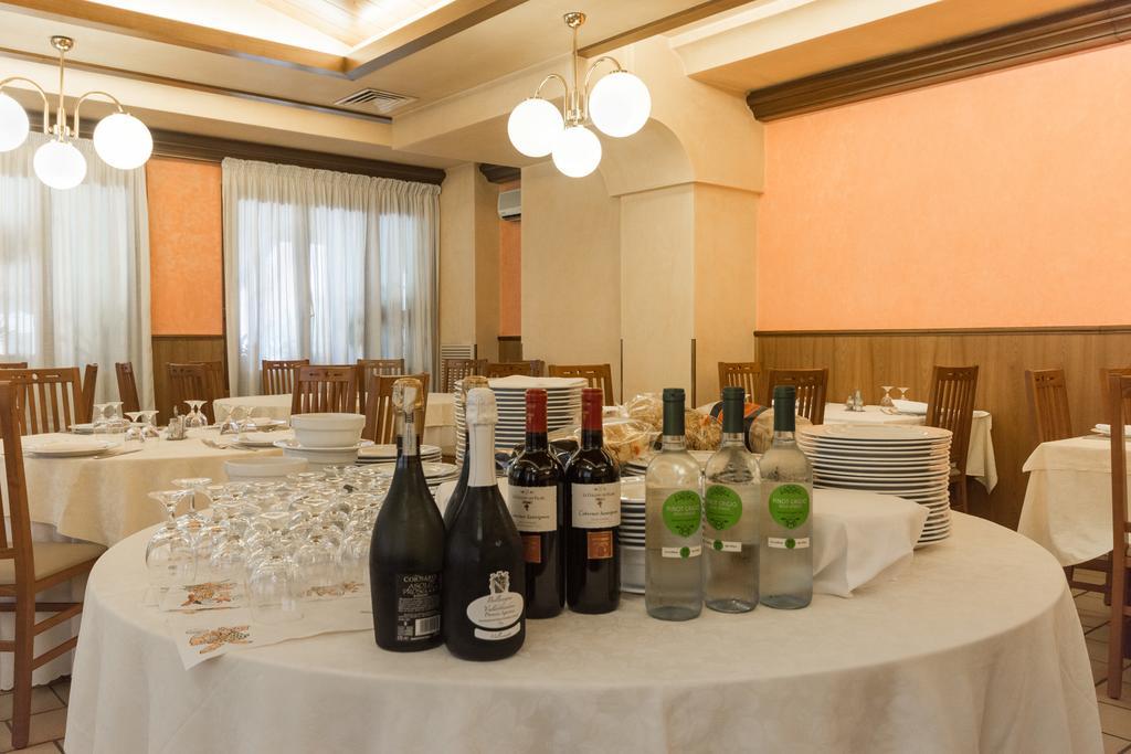 Park Hotel Ristorante Ca' Bianca Istrana Exterior foto